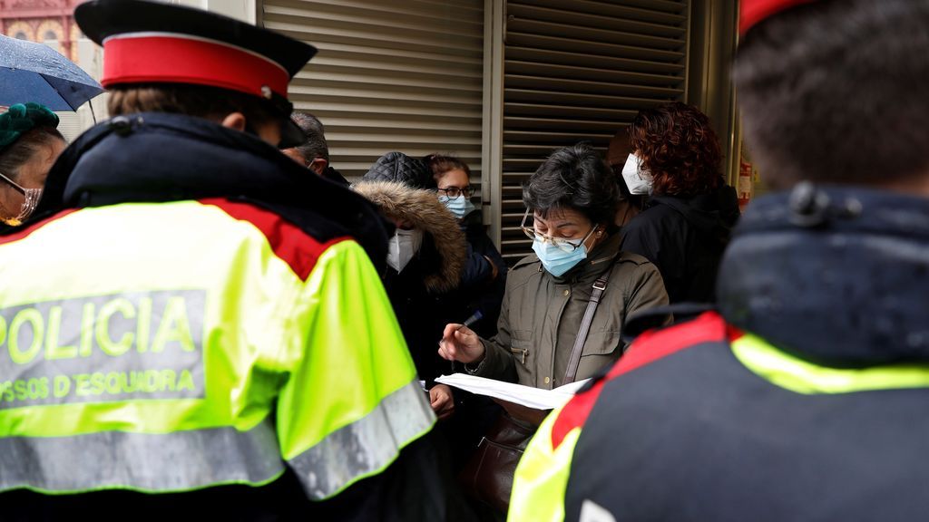 Una representante de la Junta Electoral llama a los miembros de las mesas de uno de los colegios electorales