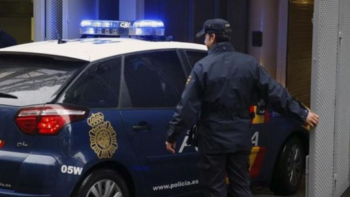 Dos detenidos y un policía herido en incidentes en el casco viejo de Vitoria tras el cierre de la hostelería