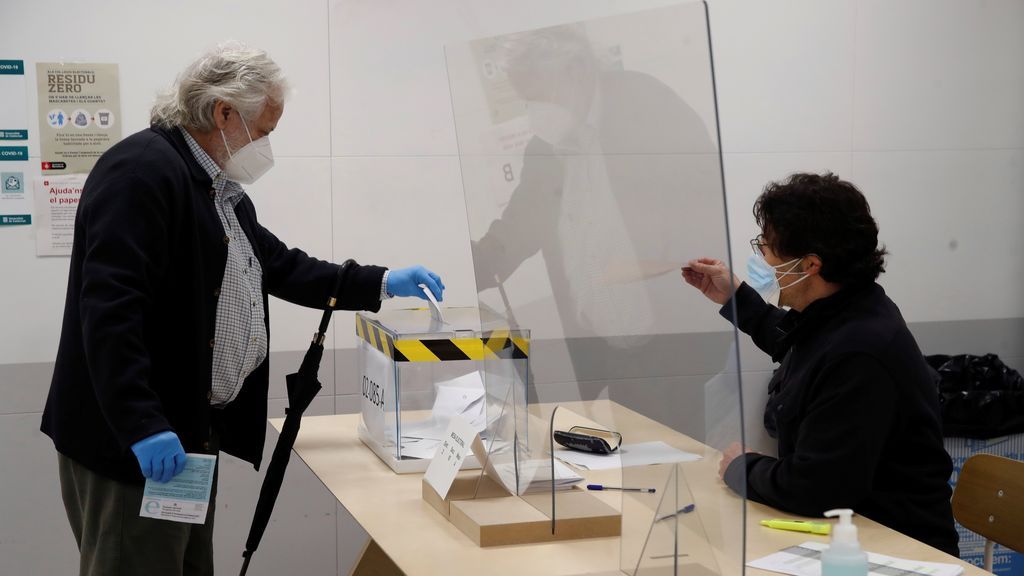 Un votante deposita su voto en un colegio electoral en la calle Balmes de Barcelona
