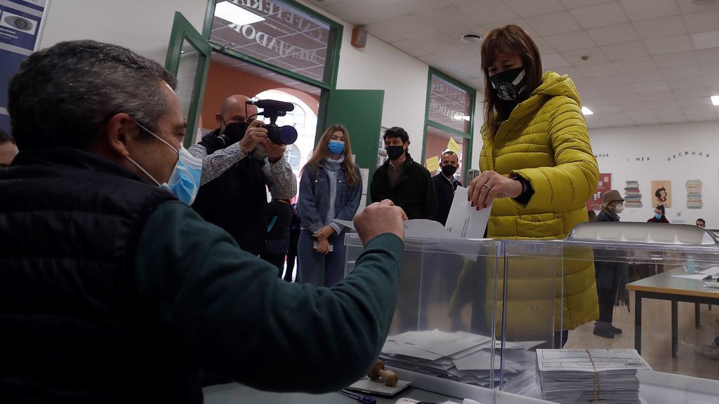 La candidata de JxCat a la presidencia de la Generalitat, Laura Borràs acude a votar