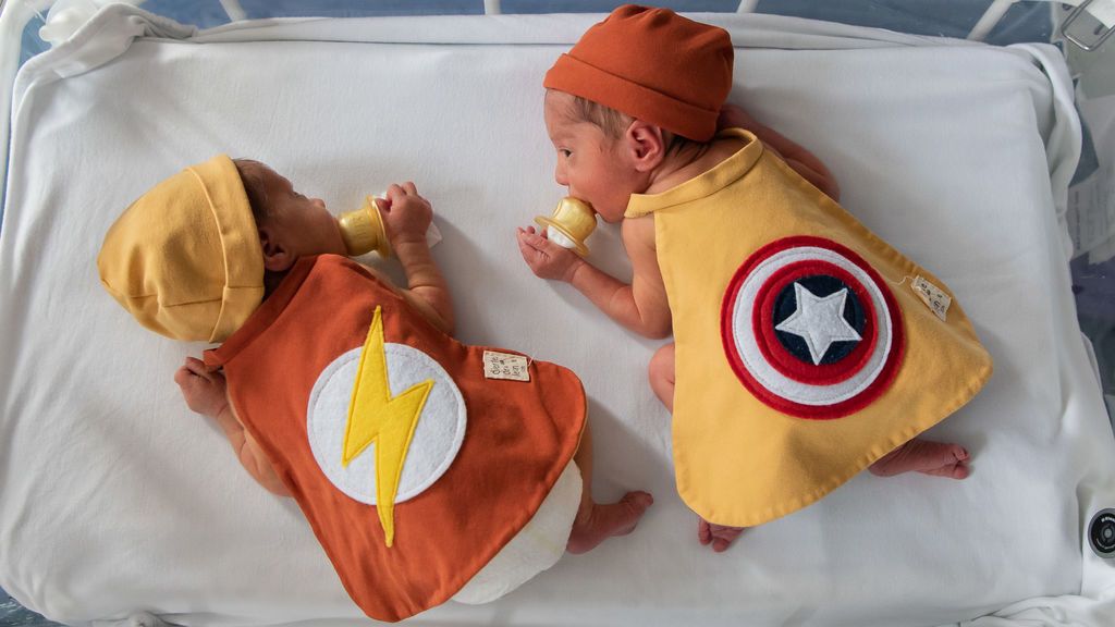 Los neonatos del Hospital Clínic de Barcelona celebran Carnaval disfrazados de superhéroes Los neonatos del Hospital Clínic de Barcelona celebran Carnaval disfrazados de superhéroes