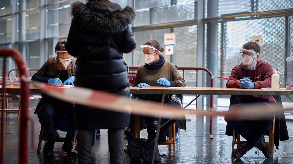 Una mujer ejerce su derecho al voto para las elecciones al Parlament, hoy en el polideportivo de Fontajau, de Girona