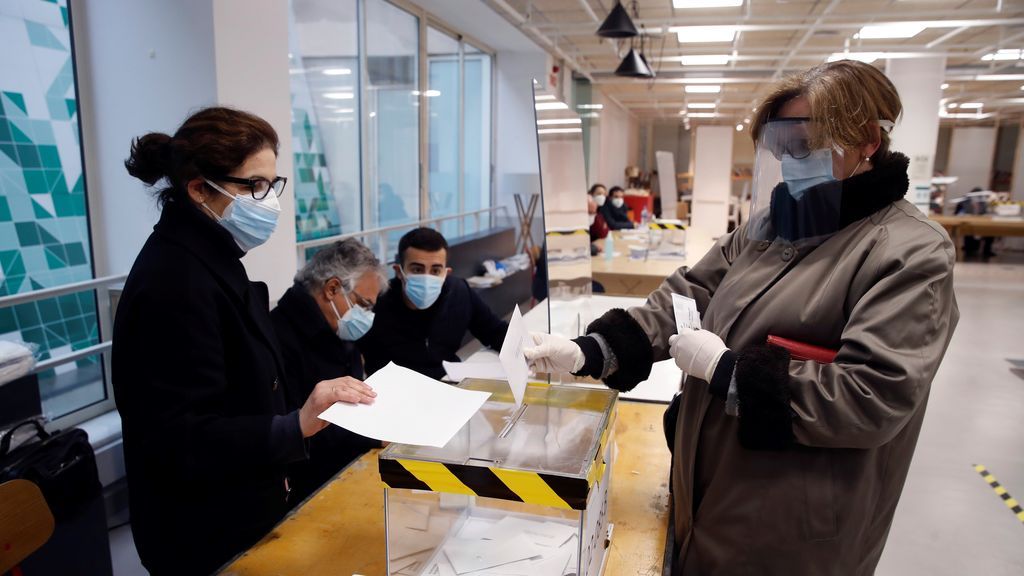 Una votante deposita su papeleta en un colegio electoral en la calle Balmes de Barcelona