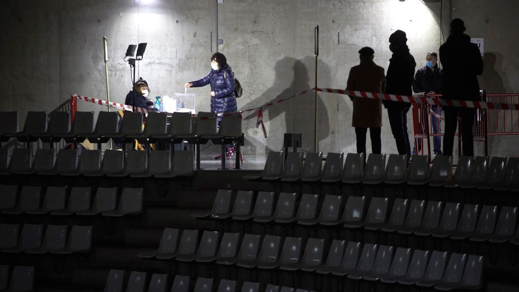 Una mujer ejerce su derecho al voto para las elecciones al Parlament, hoy en el polideportivo de Fontajau