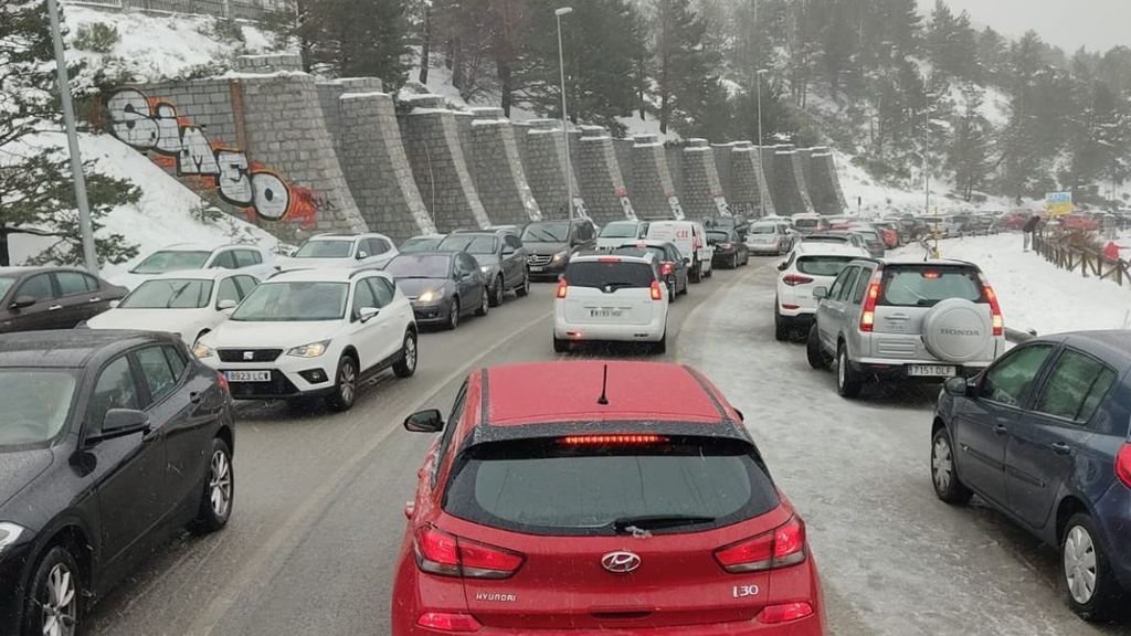 Cortada la carretera a Navacerrada ante el colapso del parking y las estaciones de esquí Cortada la carretera a Navacerrada ante el colapso del parking y las estaciones de esquí