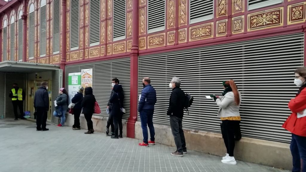 Colas en un colegio de Barcelona (2)