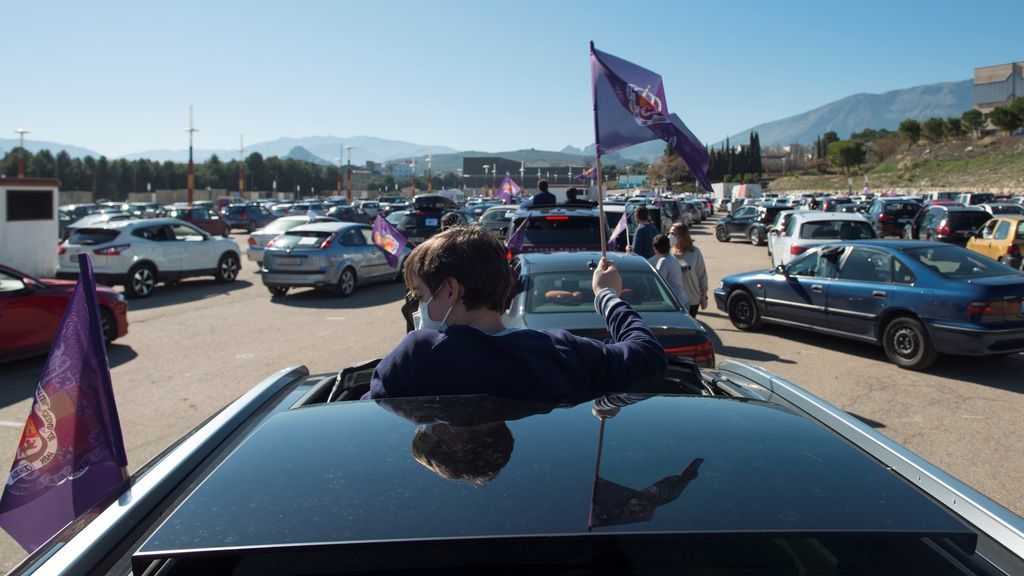 Miles de coches colapsan Jaén en protesta por el "ninguneo" a la provincia