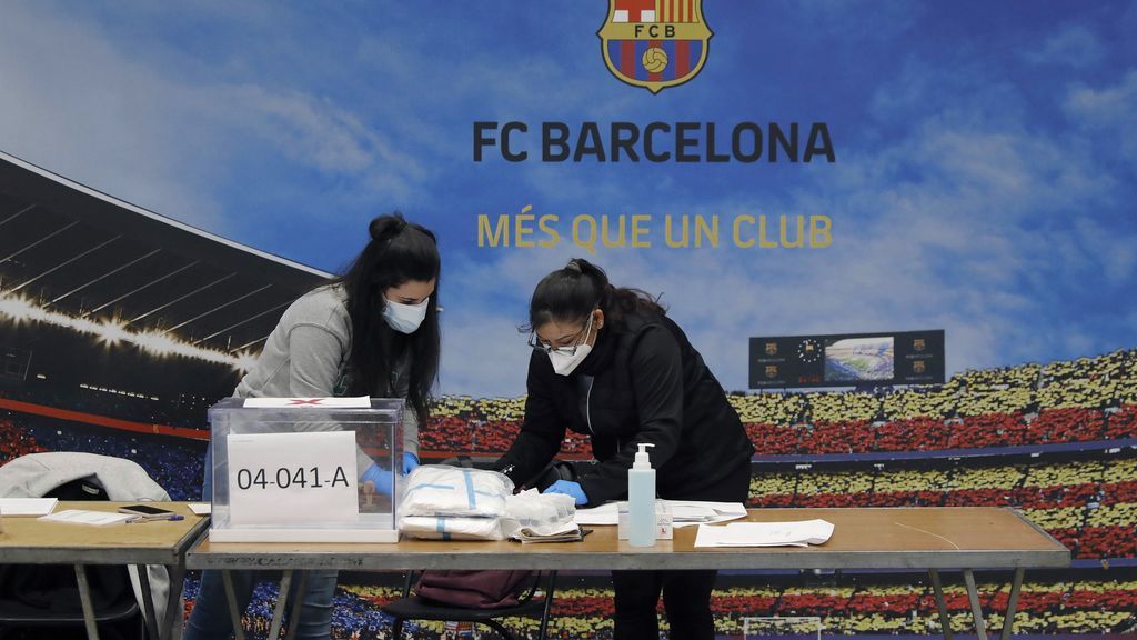 Preparación de una de las mesas electorales dispuestas este domingo en un nuevo recinto habilitado en el Auditorium del FC Barcelona