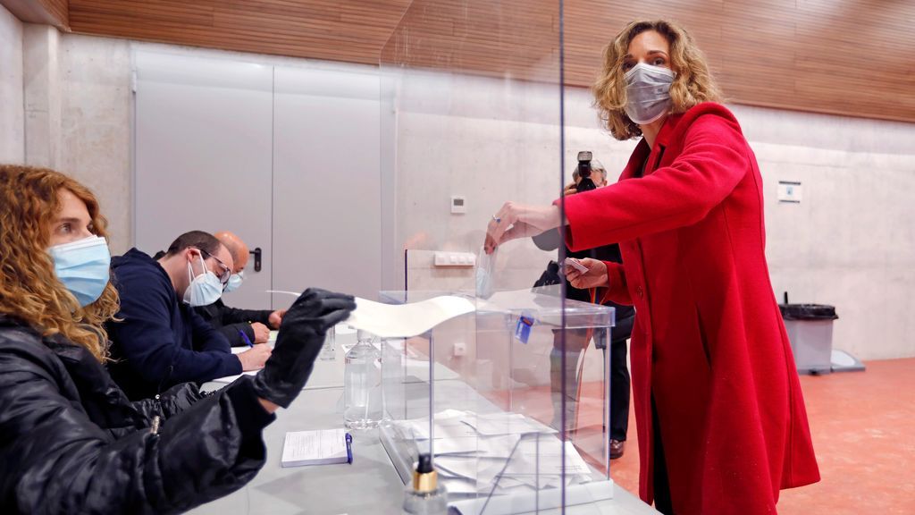 La candidata del PDeCAT a la Generalitat, Àngels Chacón, vota en el Centre Cívic Nord en Igualada