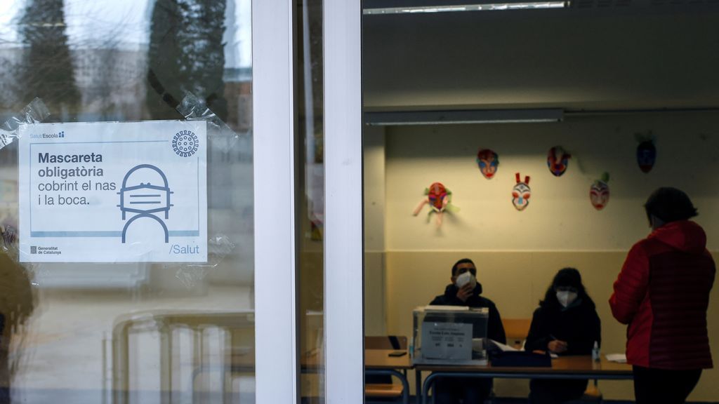 Varias personas votan en la escuela Lola Anglada de Badalona