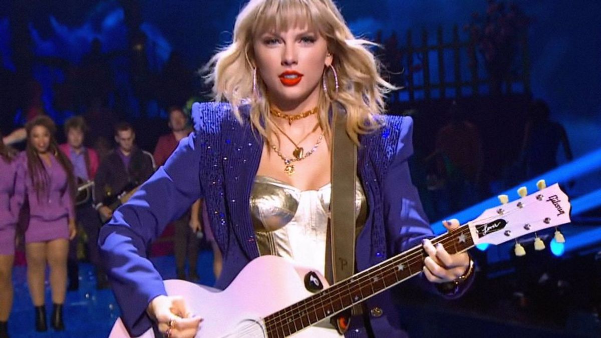 Taylor Swift tiene sus propios récord Guiness: es la persona más joven fichada por Sony y en componer sus canciones