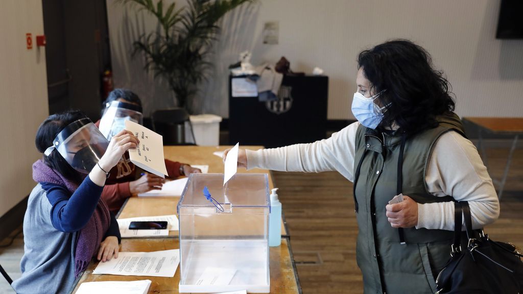 Una ciudadana deposita su voto en un nuevo recinto habilitado en el Auditorium del FC Barcelona