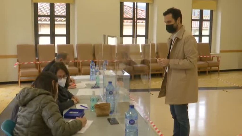 Roger Torrent vota en Sarriá de Ter y lanza un mensaje de "agradecimiento" a los miembros de las mesas electorales