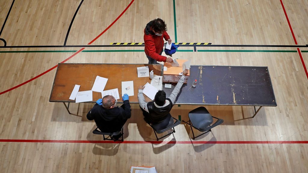 Un votante deposita su papeleta en el Polideportivo Municipal Virrey Amat Can Ricart de Barcelona