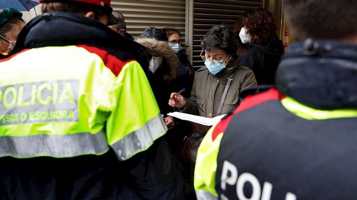 Detenidos dos jóvenes por negarse a llevar mascarilla para votar y agredir a dos mossos Detenidos dos jóvenes por negarse a llevar mascarilla para votar y agredir a dos mossos