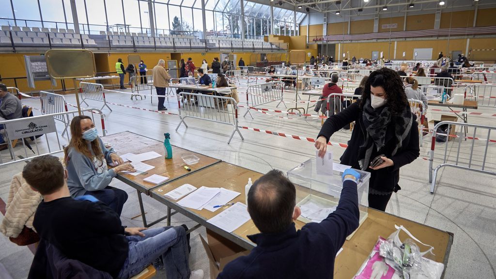 Una mujer vota en el colegio electoral del polideportivo municipal de Palau en Girona