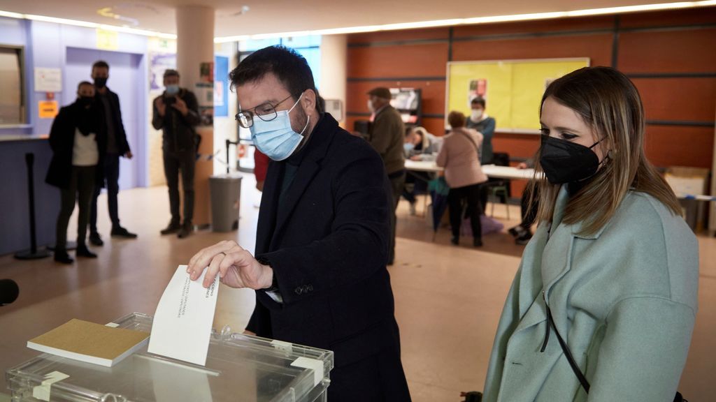 El candidato de ERC a la Presidencia de la Generalitat, Pere Aragonès, deposita su voto en el colegio electoral