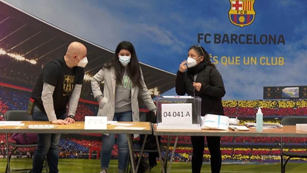 Algunos aficcionados del Barcelona votan en el Camp Nou: “Es una maravilla, que todas las elecciones sean aquí”