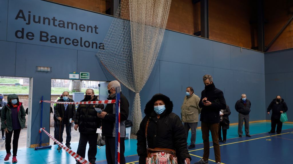Ciudadanos hacen cola para votar en el polideportivo Can Ricart del barrio del Raval de Barcelona