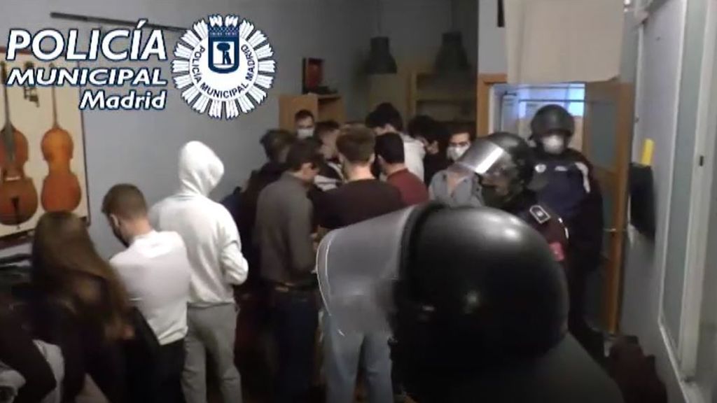 Desalojados 66 jóvenes de una fiesta ilegal con drogas en el centro de Madrid