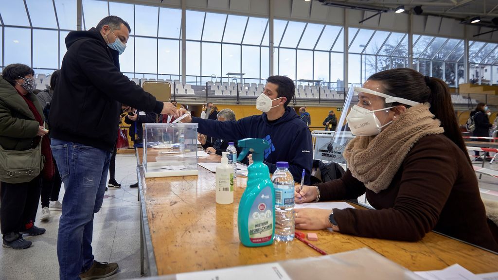 Un hombre vota en el colegio electoral del polideportivo municipal de Palau en Girona