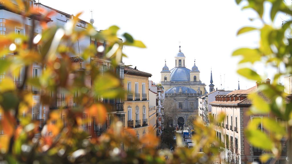 EuropaPress_3549942_catedral_santa_maria_real_almudena_vista_terraza_bar_viajero_barrio_latina EuropaPress_3549942_catedral_santa_maria_real_almudena_vista_terraza_bar_viajero_barrio_latina