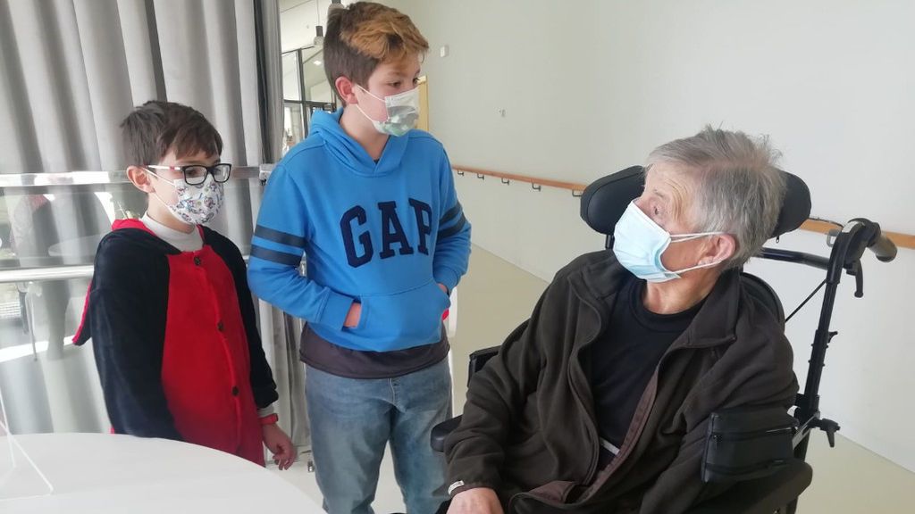 Jesús Taboada, junto a sus nietos Roque y Telmo