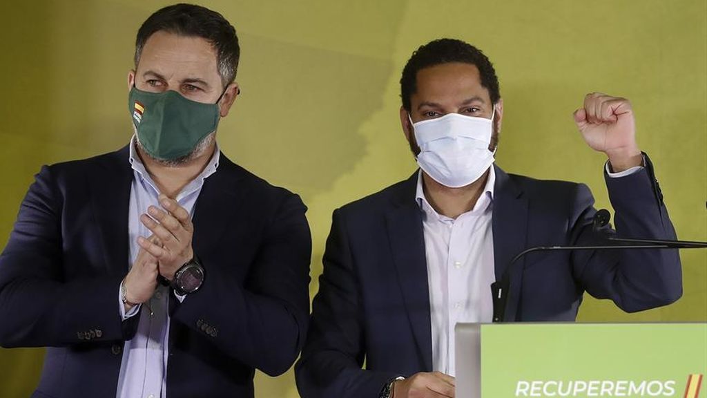 Santiago Abascal celebra con el candidato de Vox, Ignacio Garriga, el resultado de las catalanas Santiago Abascal celebra con el candidato de Vox, Ignacio Garriga, el resultado de las catalanas
