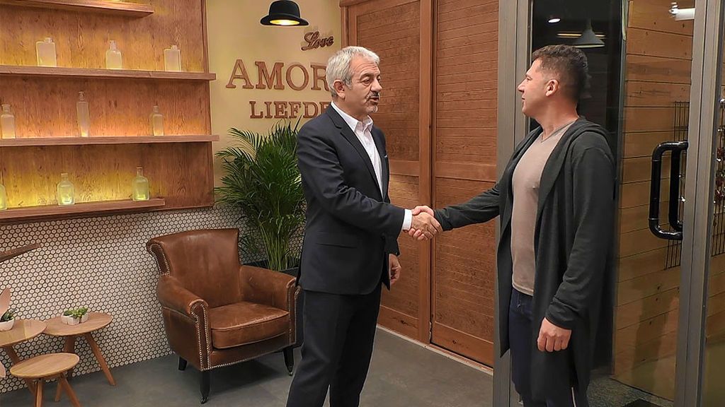 Carlos Sobera recibe a Kiko, un soltero de 'First Dates'