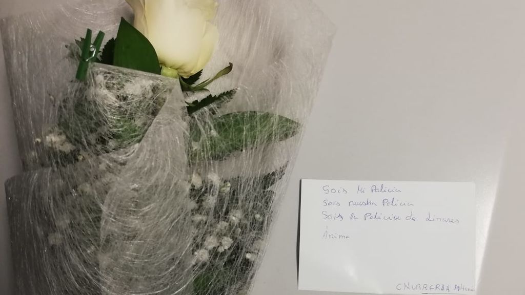 Ramos de flores para los policías de Linares