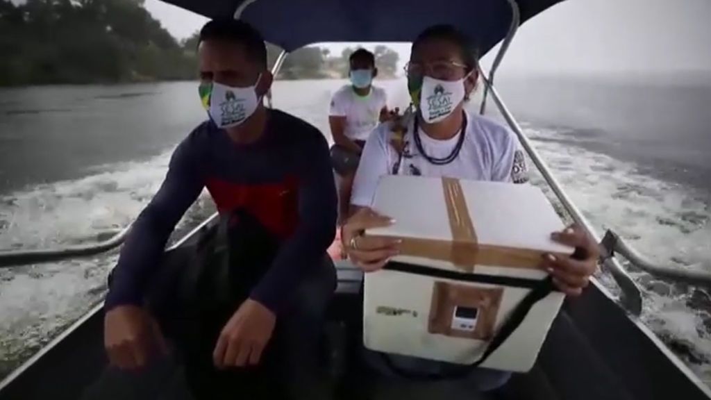 La vacuna llega en barca a las aldeas indígenas del Amazonas