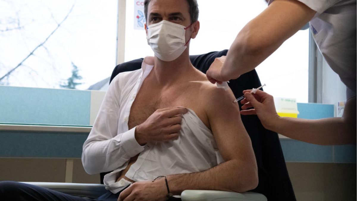 Cómo ir vestido para vacunarte sin llamar la atención: mejor camisetas y evitar el estilo 'griego' Cómo ir vestido para vacunarte sin llamar la atención: mejor camisetas y evitar el estilo 'griego'