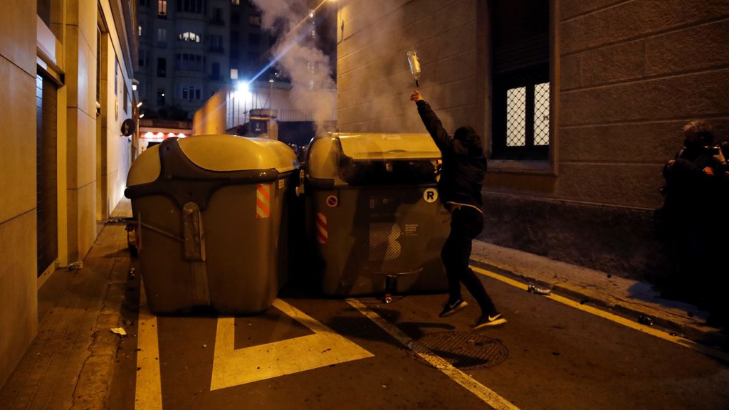 Los múltiples disturbios por la detención de Pablo Hasel, en imágenes
