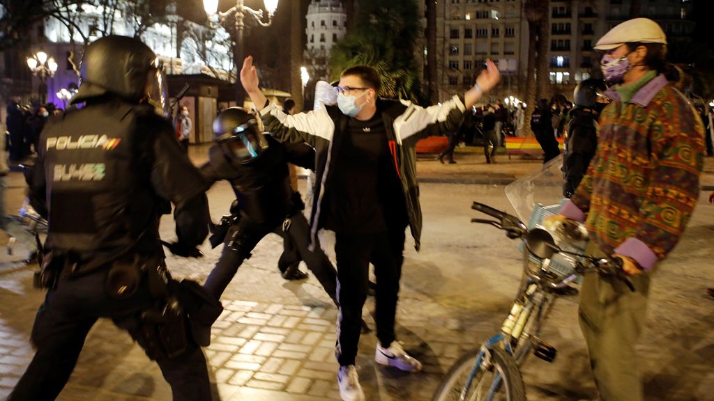 Los múltiples disturbios por la detención de Pablo Hasel, en imágenes