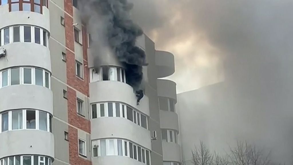 Tragedia en un incendio en Rumanía: muere una mujer tras caer al vacío por coger su portátil