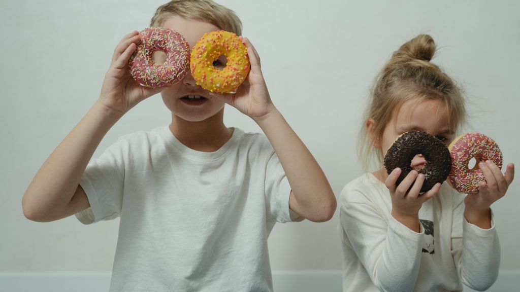 Se está incitando a los niños a tomar productos poco saludables, y esto podría afectar a su salud Se está incitando a los niños a tomar productos poco saludables, y esto podría afectar a su salud