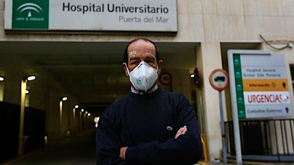El doctor Torres en el exterior del hospital Puerta del Mar de Cádiz