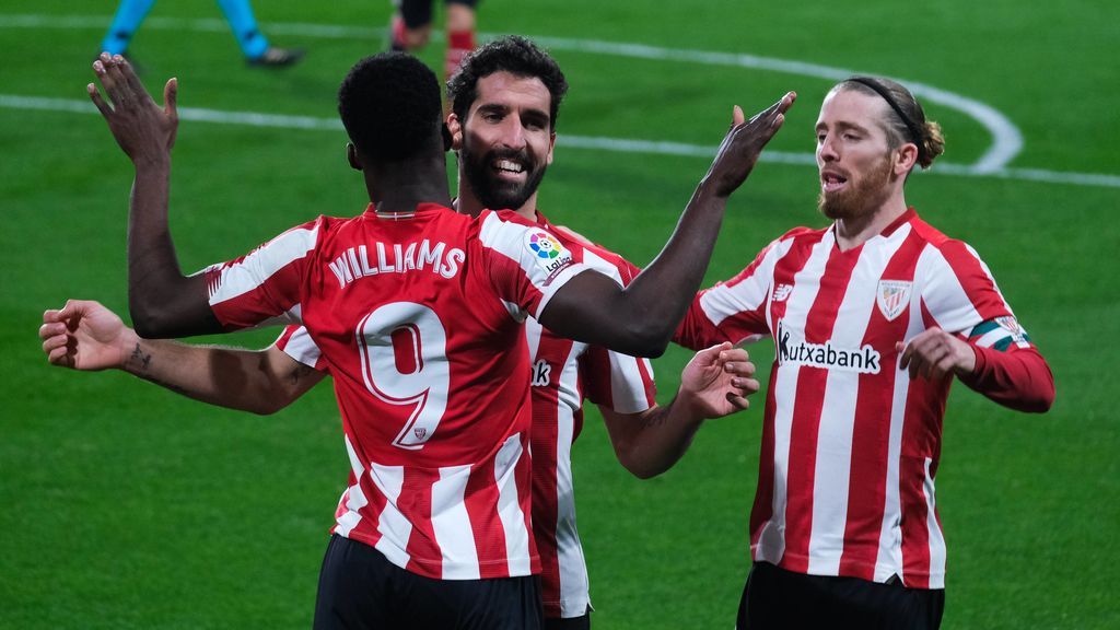 Los jugadores del Athletic celebran el gol de Williams en Cádiz.