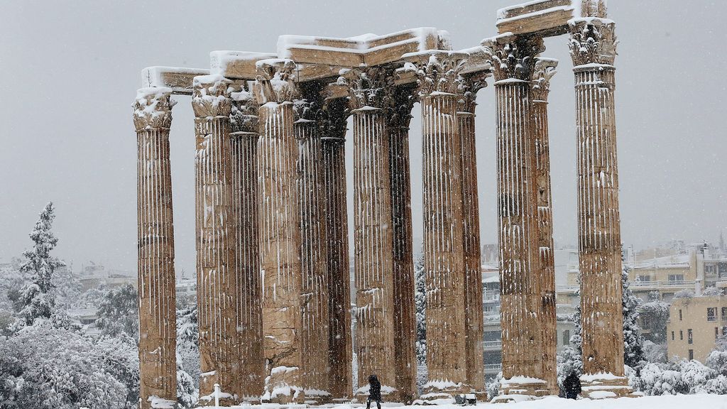 La Acrópolis, de blanco: las bellas imágenes que deja en Grecia la mayor nevada en 12 años