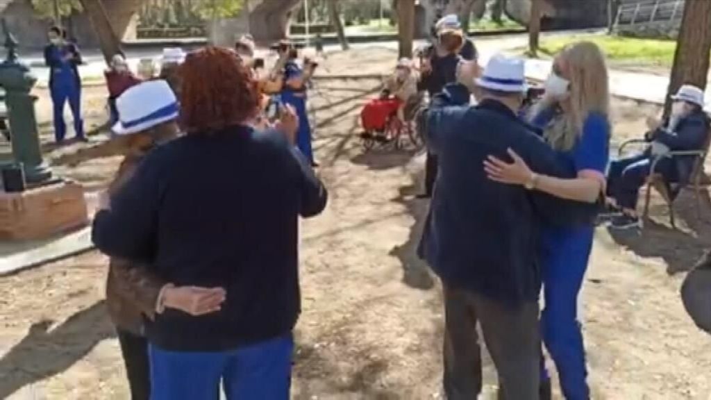 Los ancianos de una residencia de Valencia bailan "Guantanamera" al recibir la segunda dosis