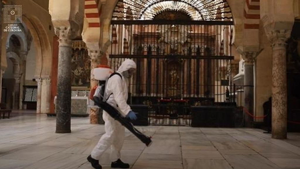 Trabajos de limpieza en la mezquita de Córdoba Trabajos de limpieza en la mezquita de Córdoba