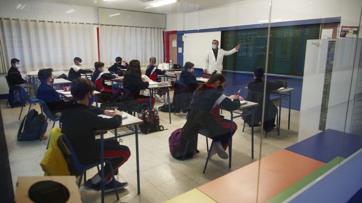 EuropaPress_3524768_profesor_imparte_clase_alumnos_colegio_arcangel_rafael_dia_reapertura EuropaPress_3524768_profesor_imparte_clase_alumnos_colegio_arcangel_rafael_dia_reapertura