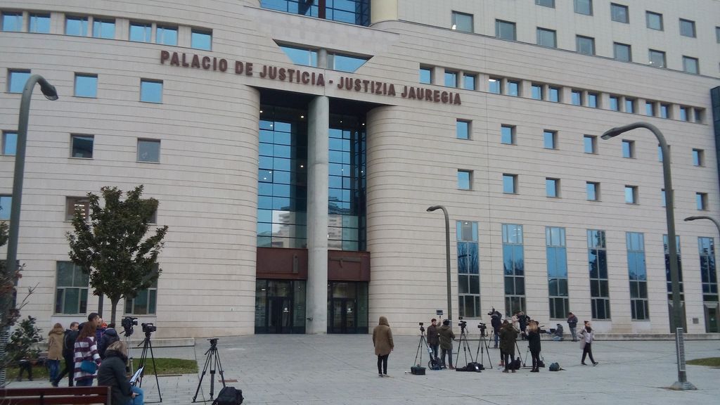 Un juez de Pamplona dictamina que se puede grabar con el móvil una actuación policial pero no subirlo en directo Un juez de Pamplona dictamina que se puede grabar con el móvil una actuación policial pero no subirlo en directo