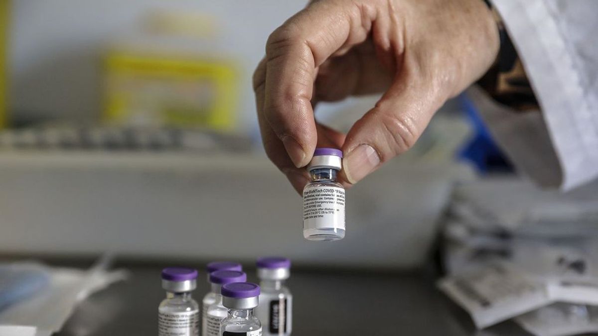 Una decena de guardias civiles de Alicante que custodiaban vacunas para residencias se vacunaron al sobrar dosis Una decena de guardias civiles de Alicante que custodiaban vacunas para residencias se vacunaron al sobrar dosis