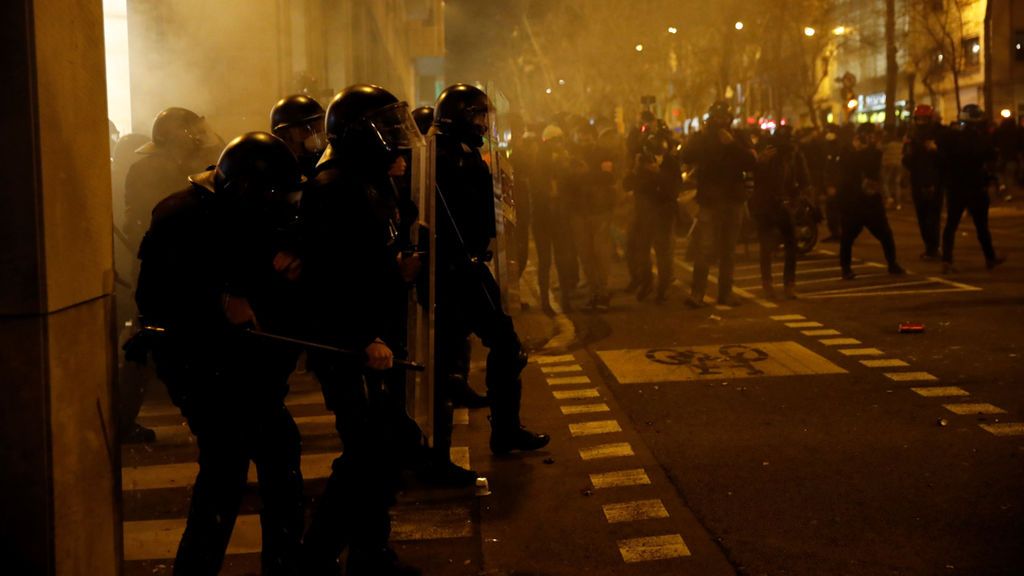 Disturbios en Barcelona por la detención del rapero Pablo Hasél