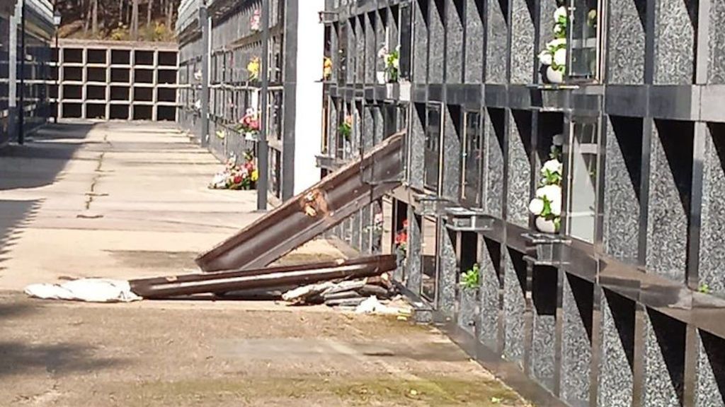 Profanan lápidas y abren ataúdes en un cementerio de A Coruña: se investiga si se llevaron restos de los difuntos Profanan lápidas y abren ataúdes en un cementerio de A Coruña: se investiga si se llevaron restos de los difuntos