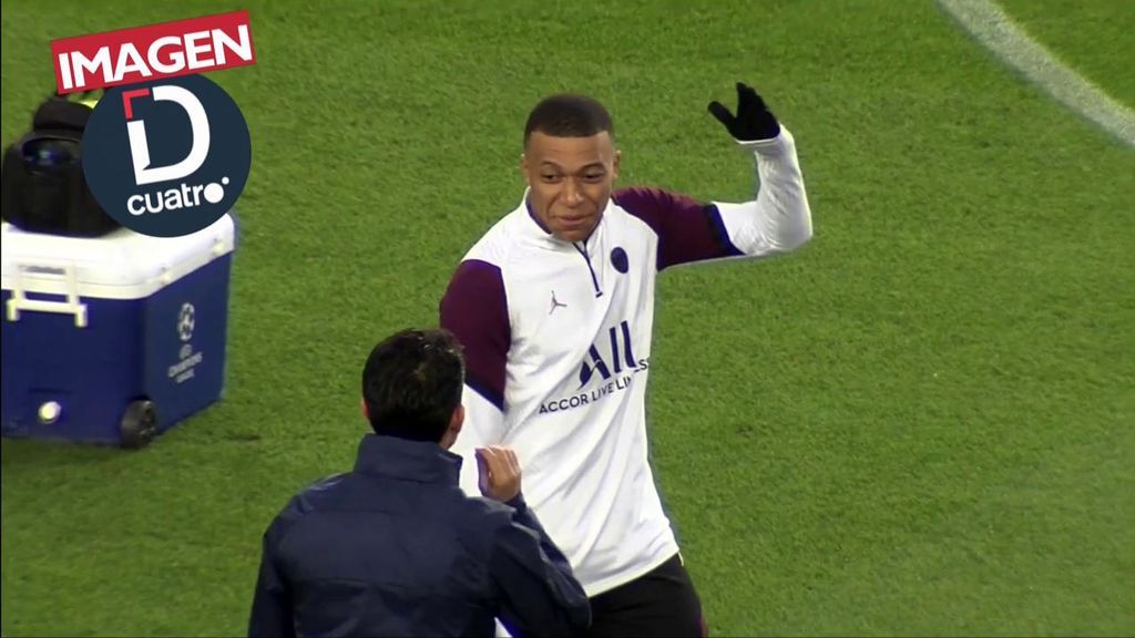 Mbappé mira a la grada del Camp Nou.