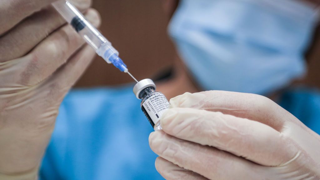 El Gobierno anuncia que España recibirá 20,8 millones de dosis más de la vacuna de Pfizer-BioNTech desde abril El Gobierno anuncia que España recibirá 20,8 millones de dosis más de la vacuna de Pfizer-BioNTech desde abril
