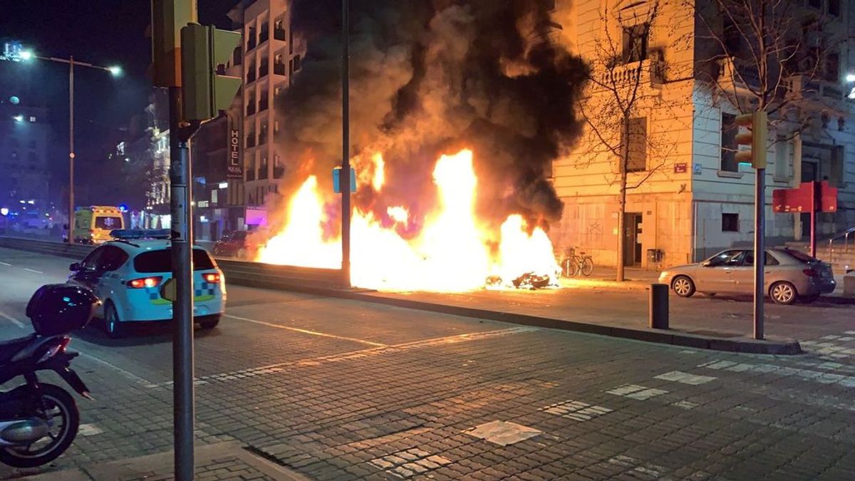 Altercados y cargas policiales en las protestas de Cataluña y Valencia contra el encarcelamiento de Pablo Hasél Altercados y cargas policiales en las protestas de Cataluña y Valencia contra el encarcelamiento de Pablo Hasél