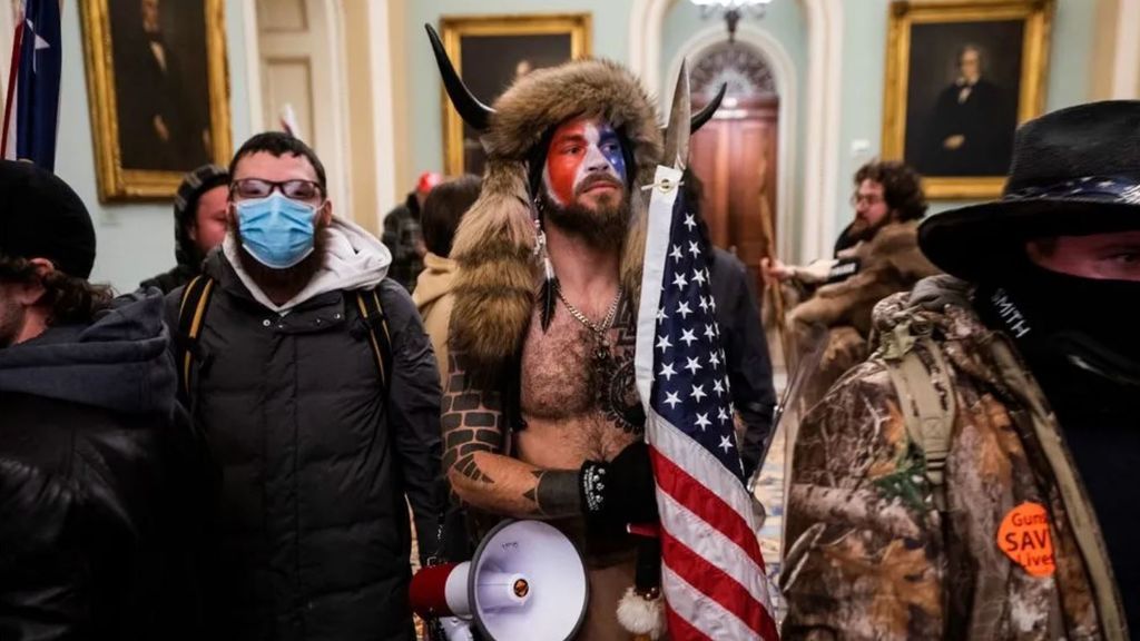 Jake Angeli vestido de guerrero sioux en el interior del Capitolio de EE.UU. el 6 de enero de 2021 (EFE).